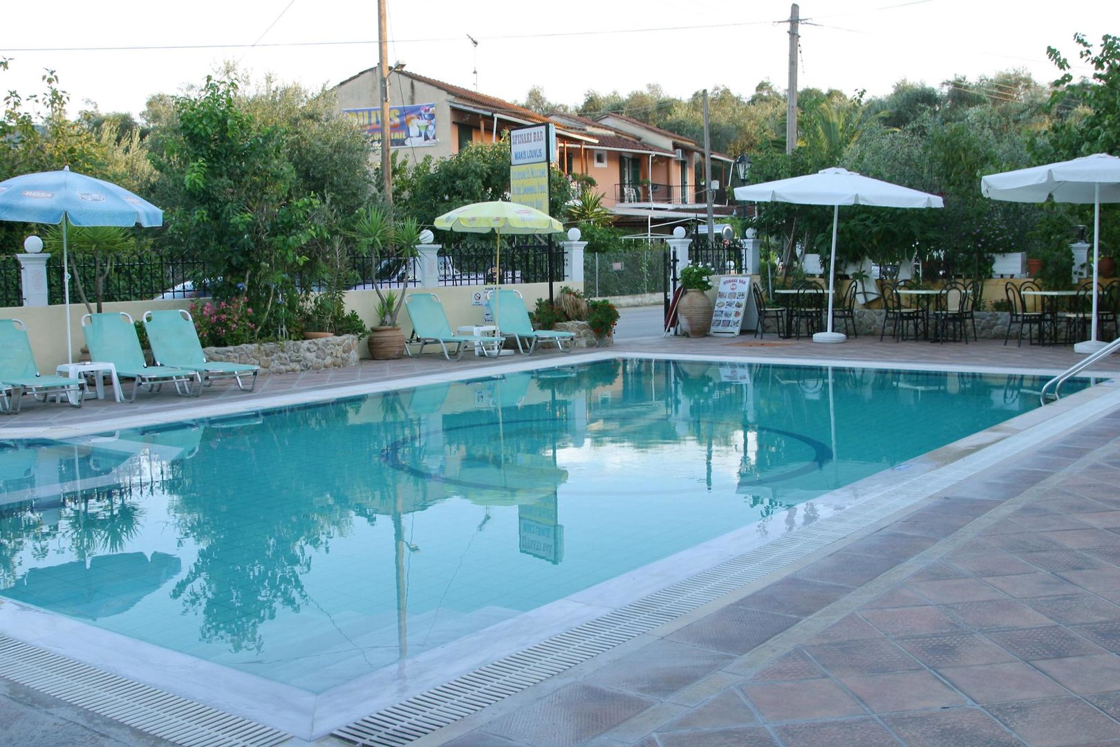 Makis Louvlis Apartments & Studios