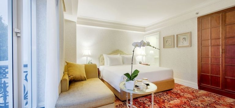 Apricot Hotel