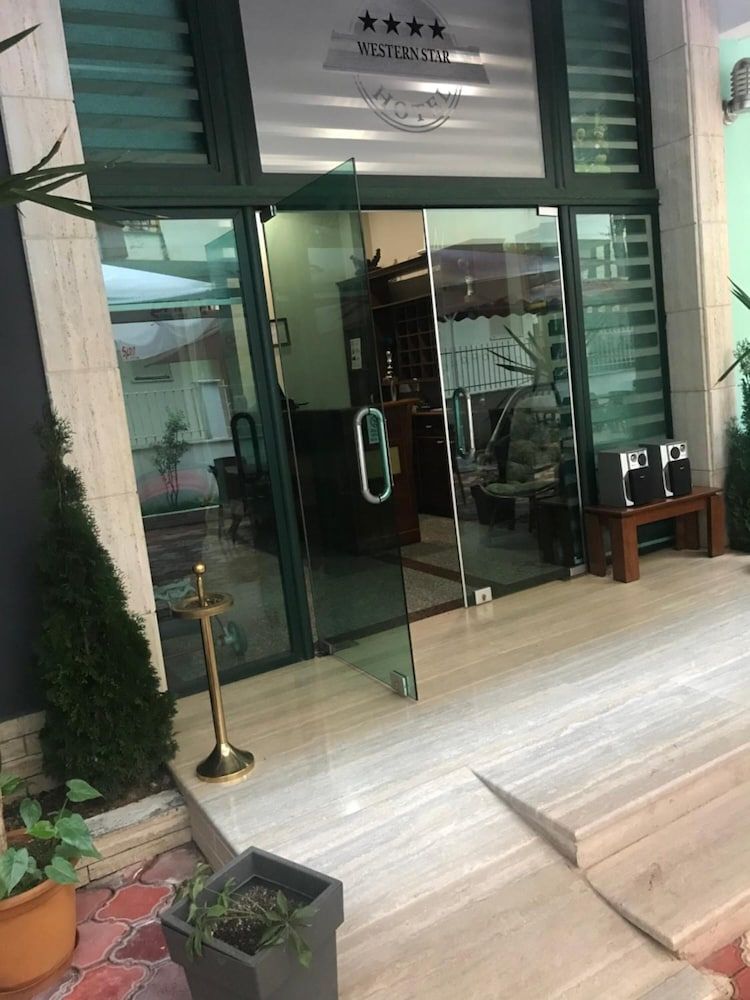 Lumera Hotel