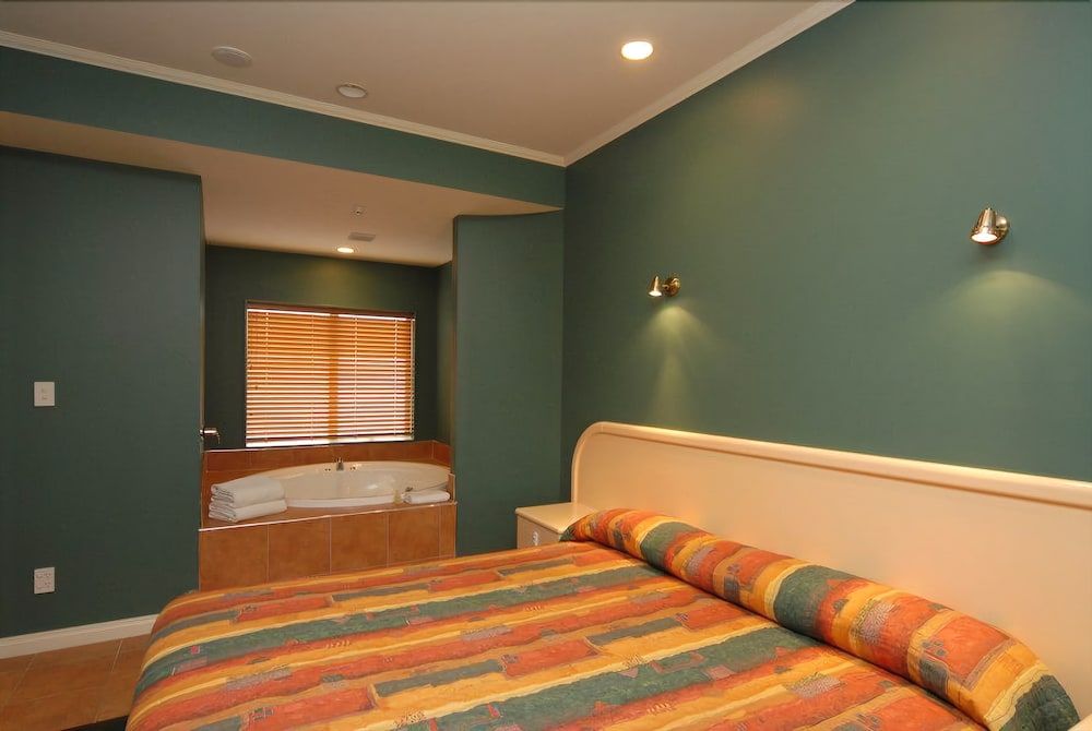 Shoreline Motel