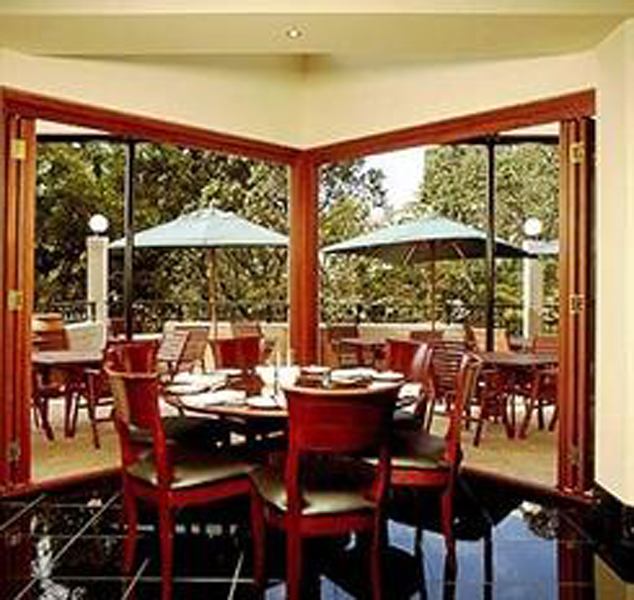 Parkside Hotel & Apartments