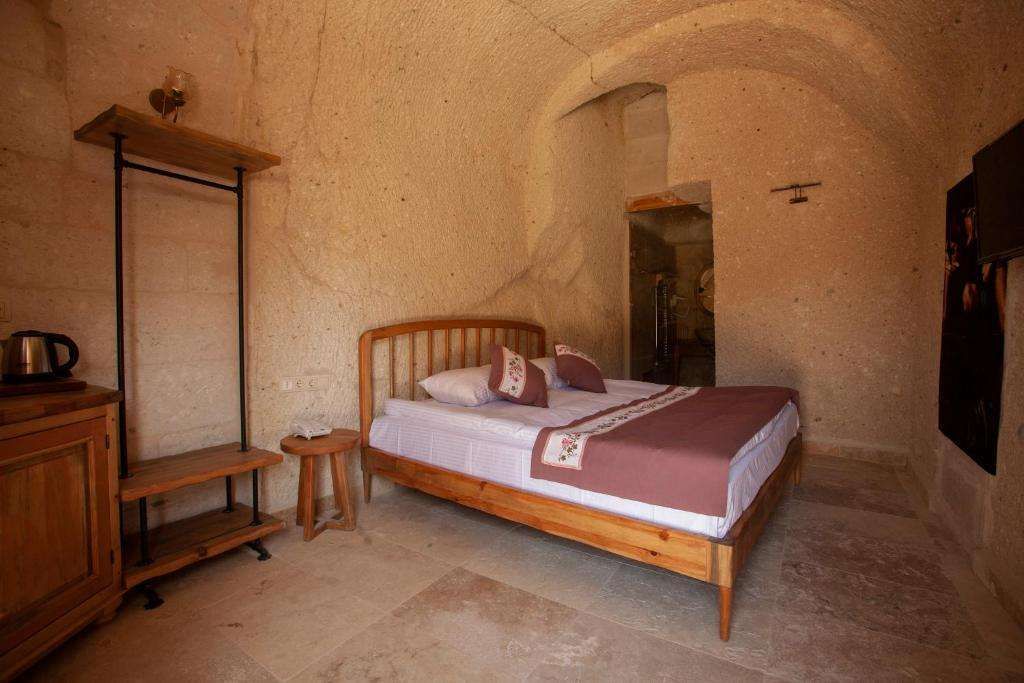 Narcissos Cave Hotel