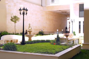 Queen's Court Hotel & Residence
