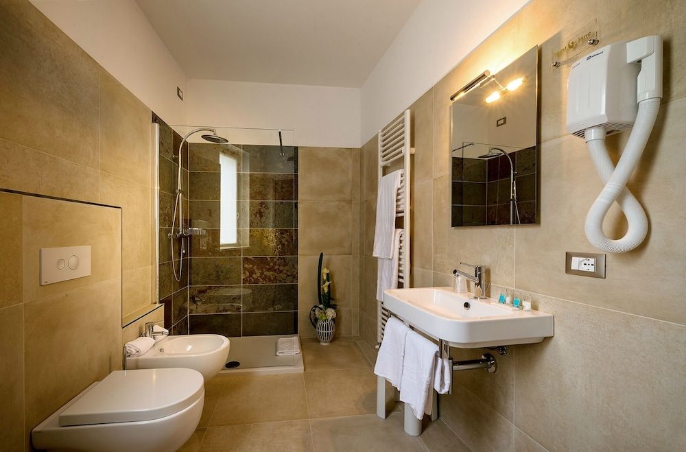 Hotel Ristorante Corona Suites