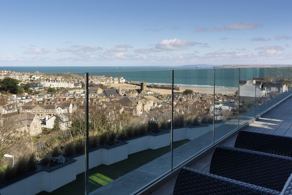 Uno - St Ives