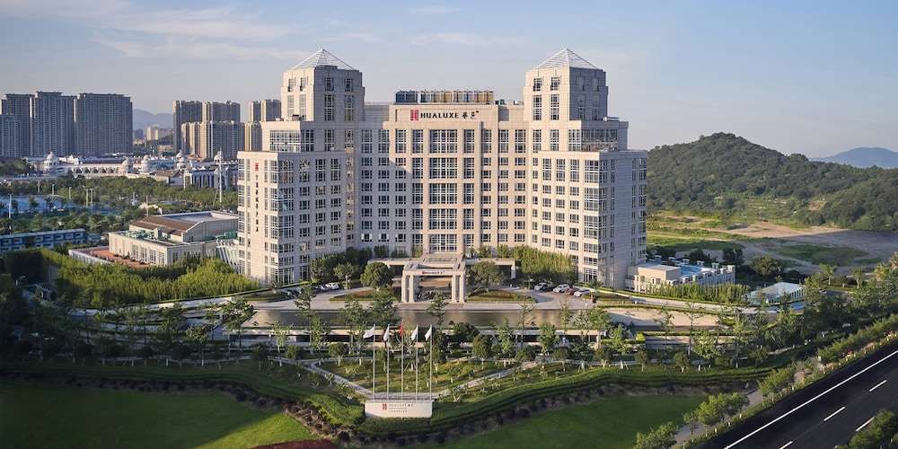 HUALUXE™ Hotels & Resorts Ningbo Harbor City