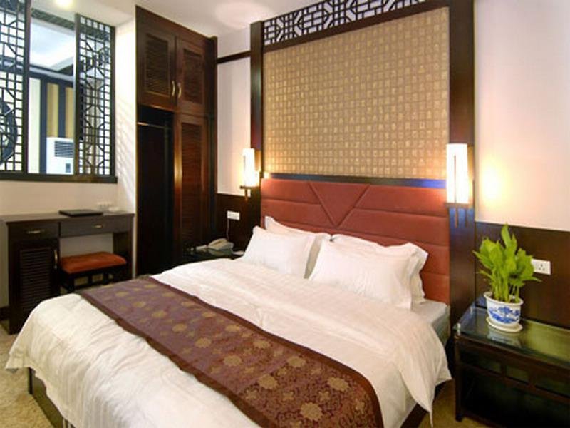 Huating Holiday Inn