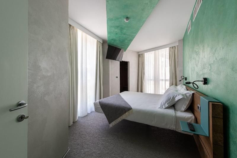 Carrick Hotel