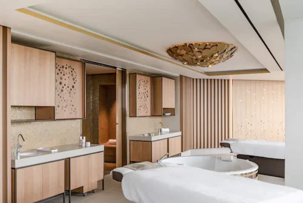 Royal Champagne Hotel & Spa