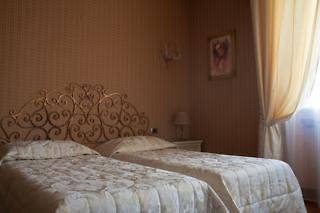 De Rose Hotel