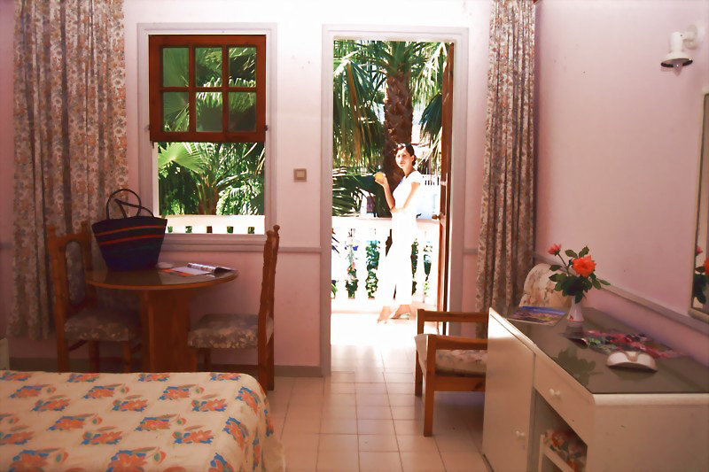 LA Hotel & Resort