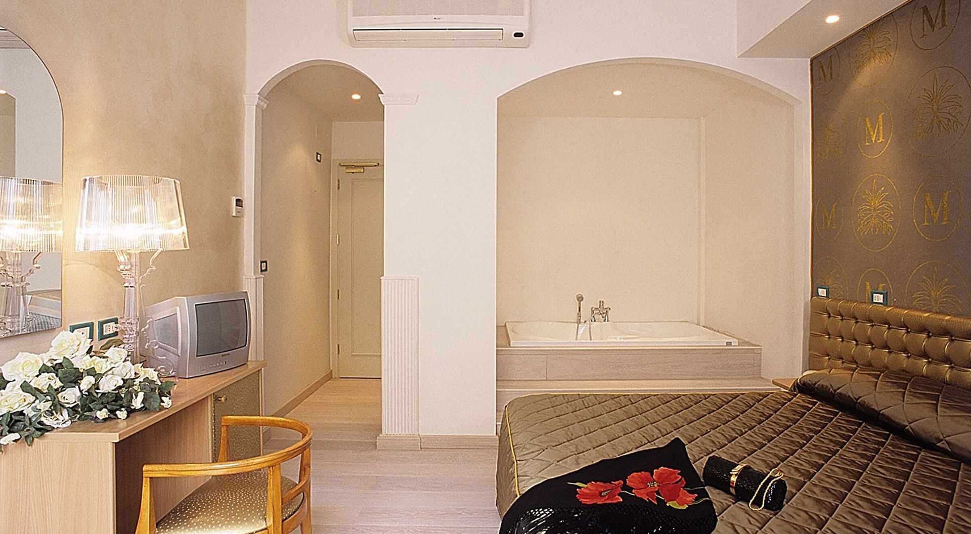 M Glamour Hotel