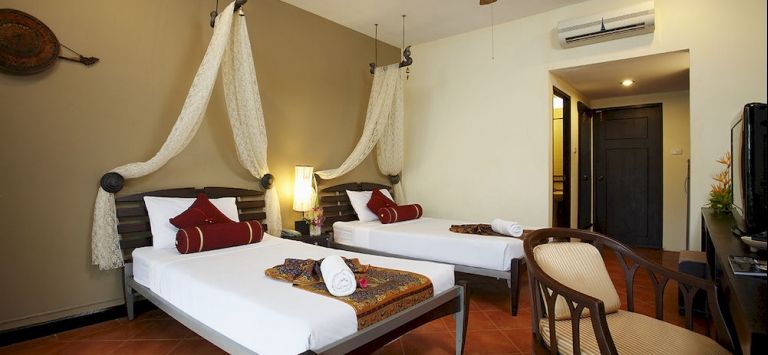 Tuana Hotels Brook Pool Access