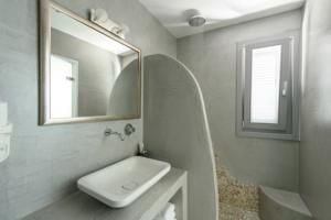 Enalion White Suites Oia