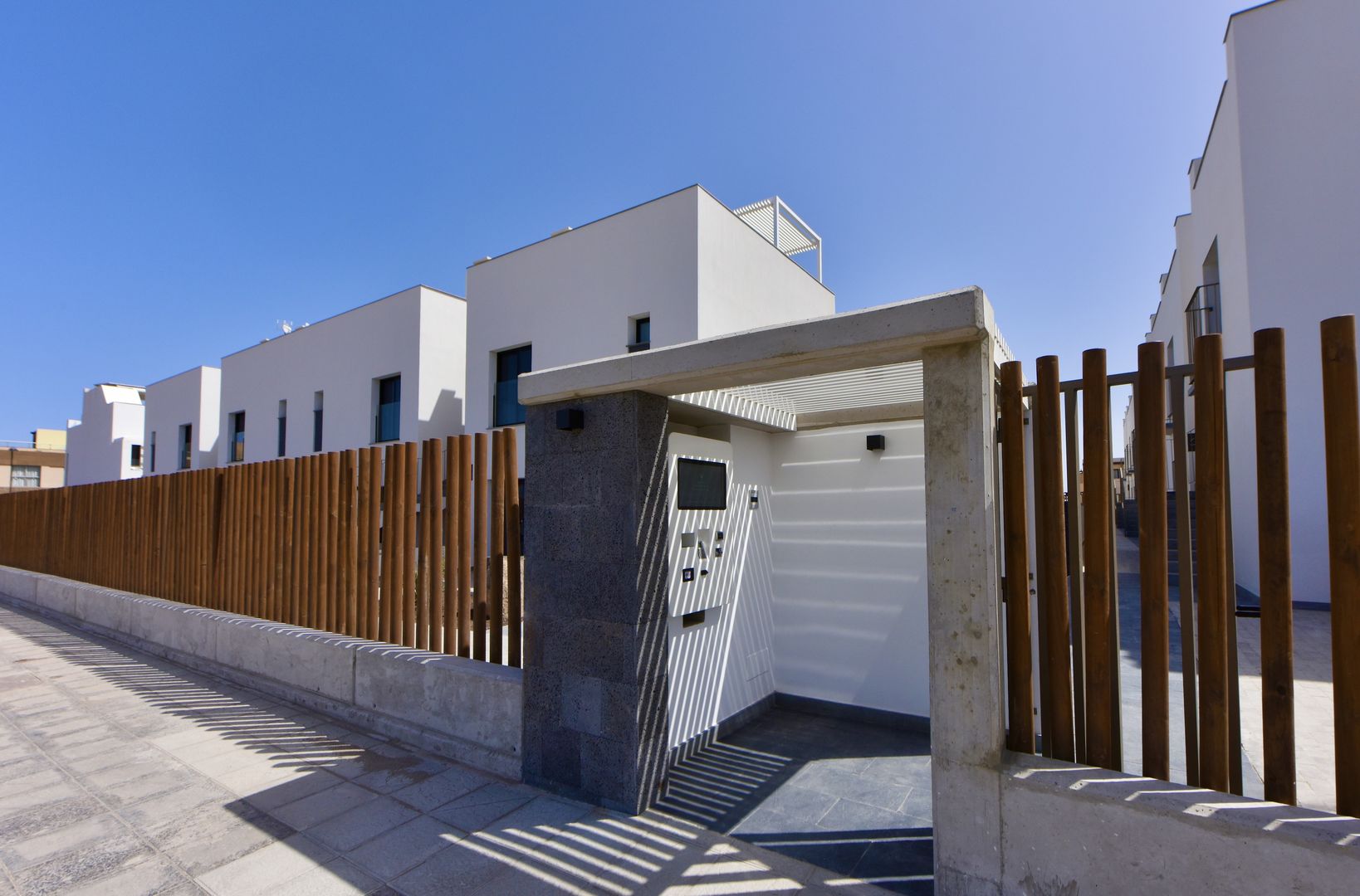 Esmeralda Cotillo Homes by LIVVO