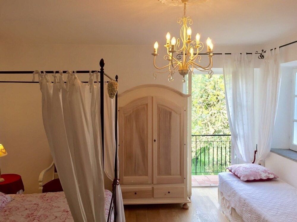 B&B H M