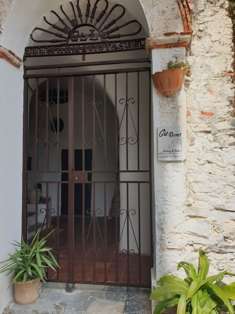 Gio Rooms