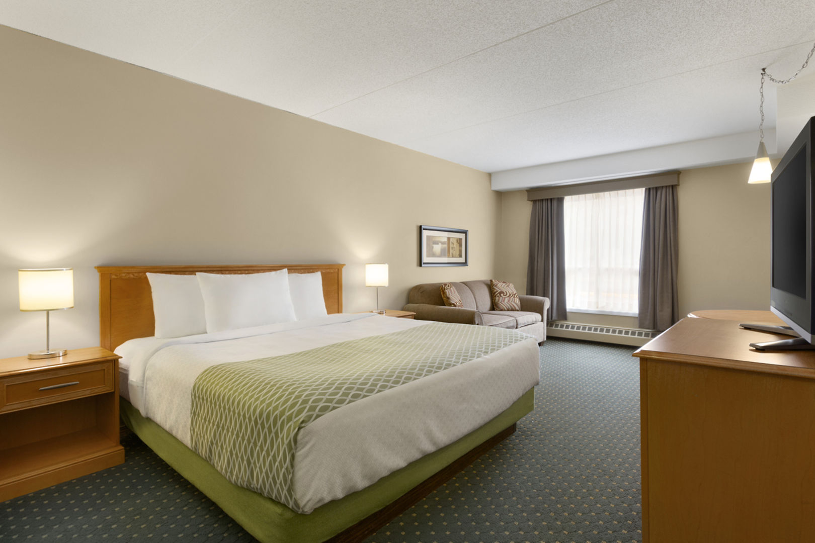 Colonial Square Inn And Suites