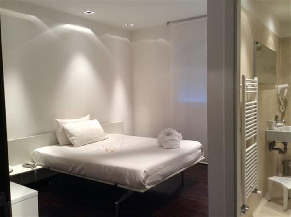 15.92 Hotel
