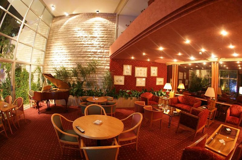 Riviera Hotel