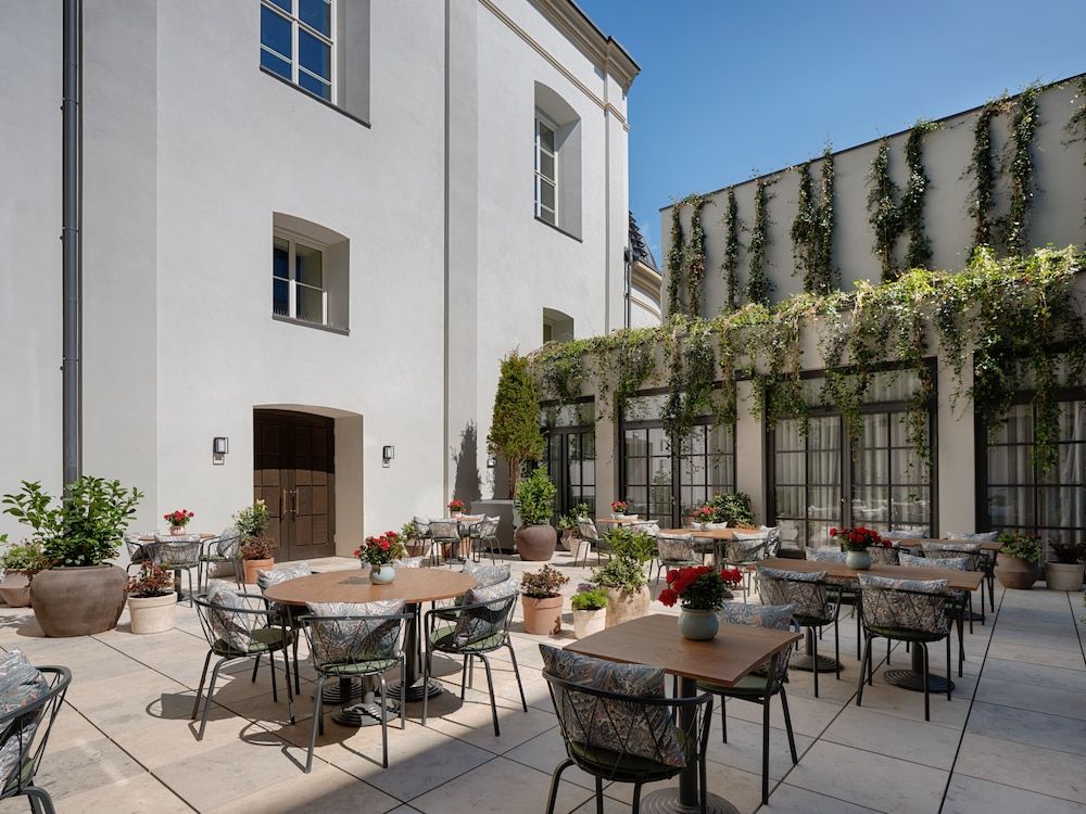 Stradom House, Autograph Collection