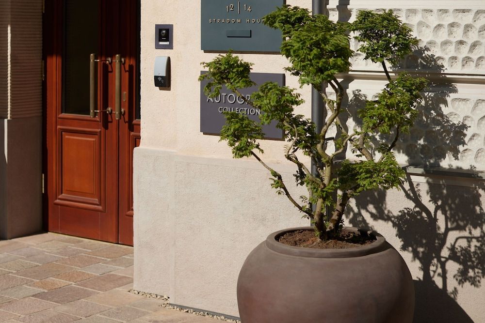 Stradom House, Autograph Collection