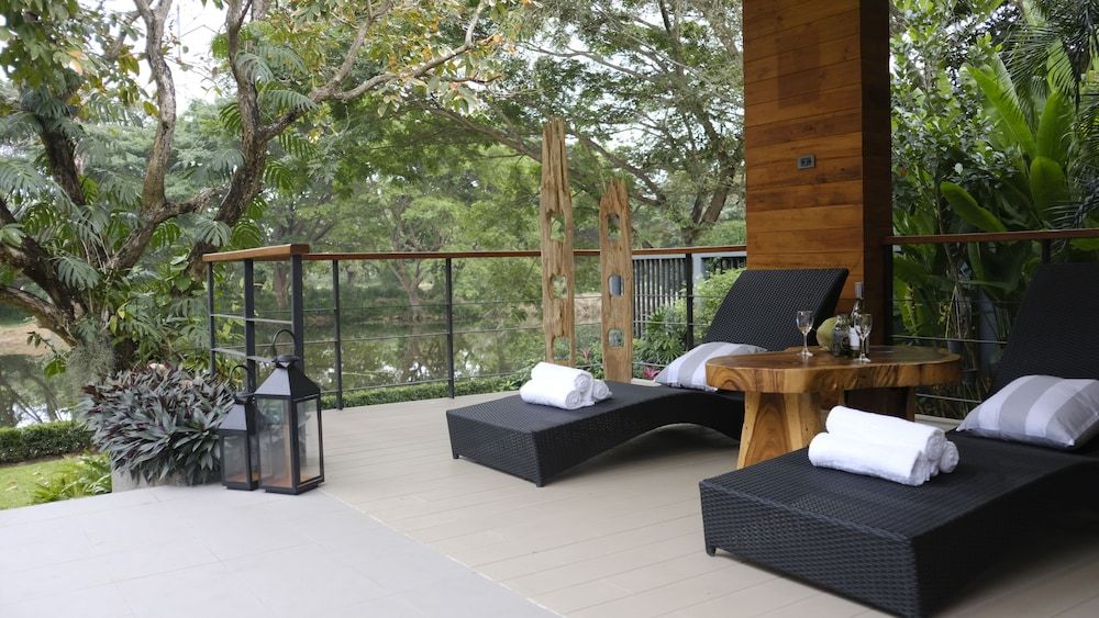 Moin Lakeside Pool Villa Chiangmai