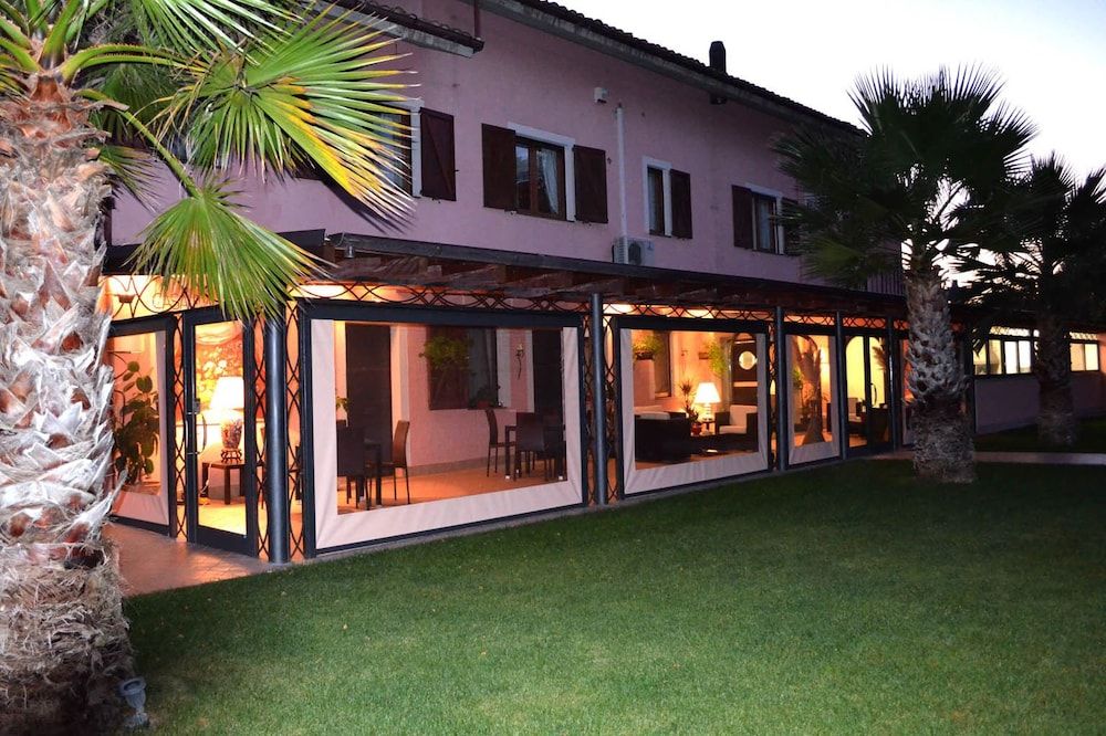 Queen Romantic House