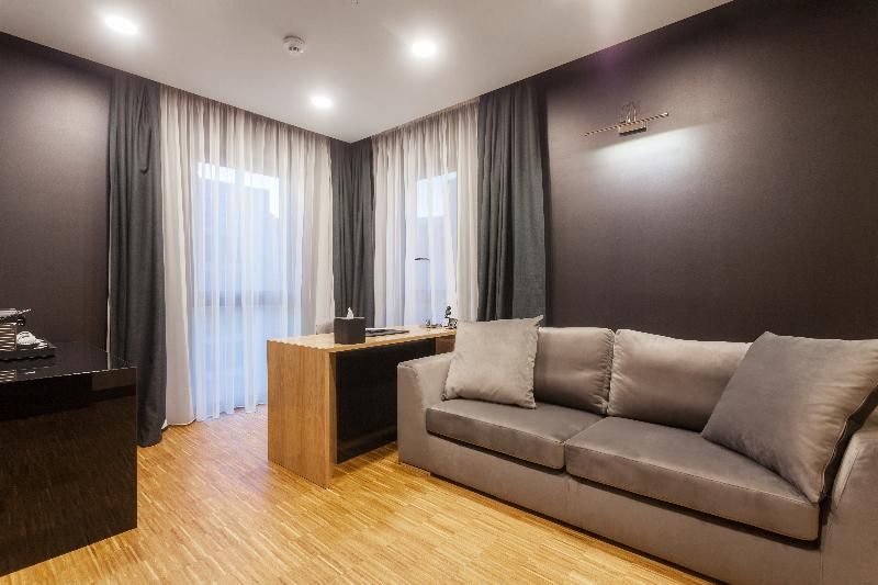 Hotel Platinia Luxury Suites