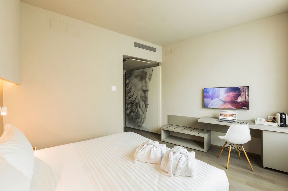 Glance Hotel