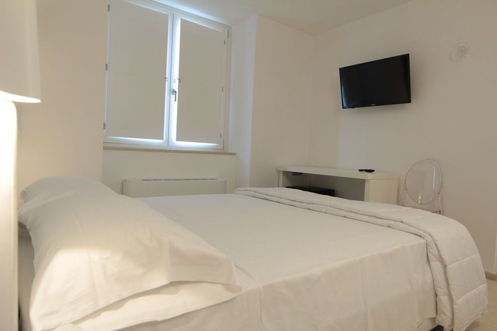 Lamia Room Rentals
