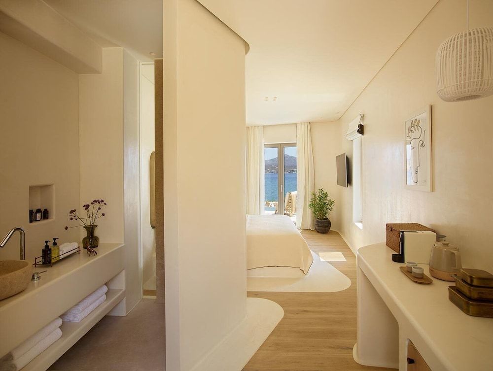 White Pebble Suites