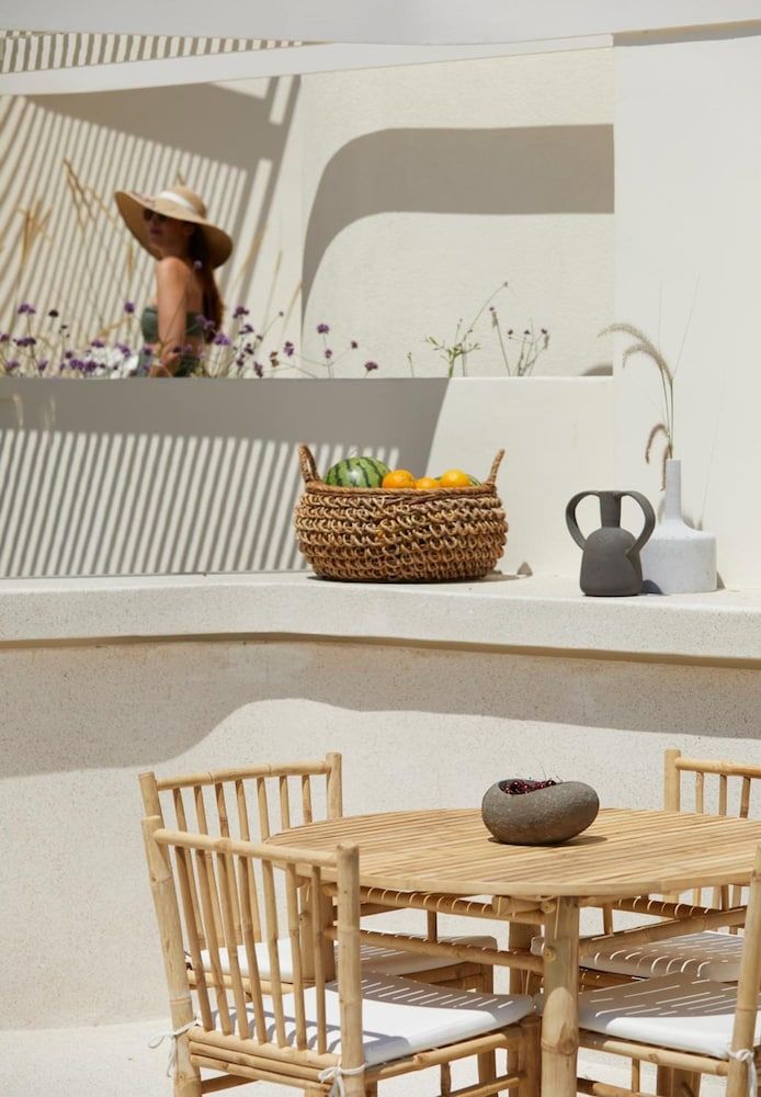 White Pebble Suites