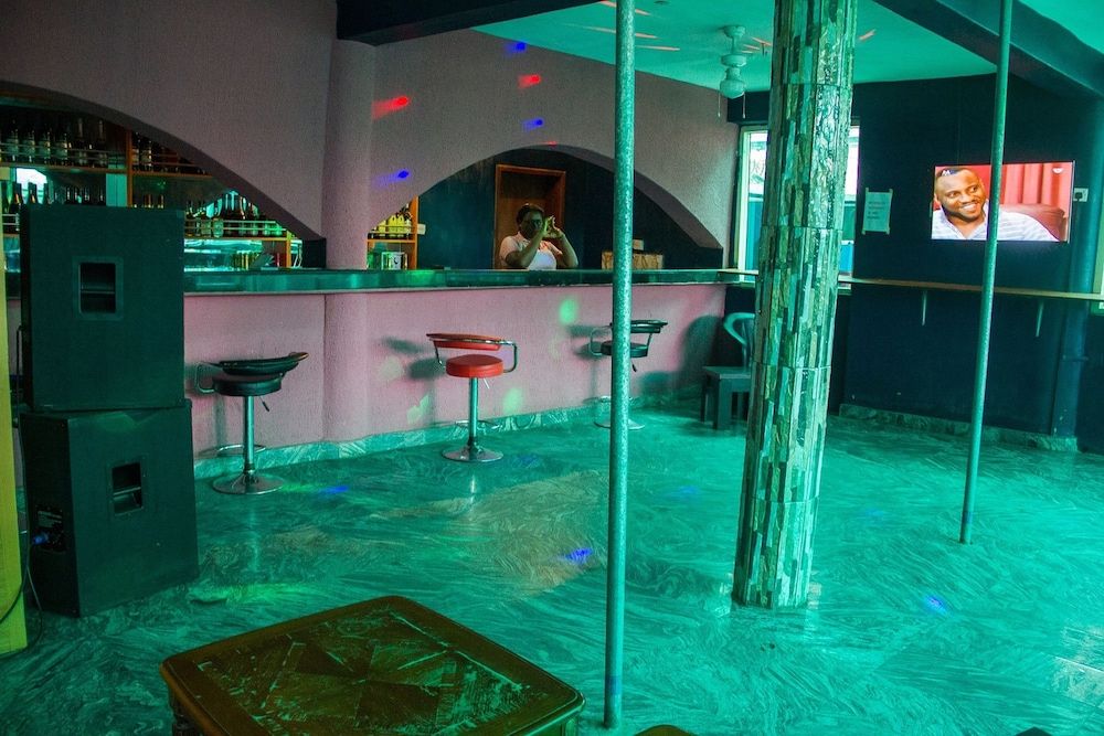 De Web Hotel & Lodge