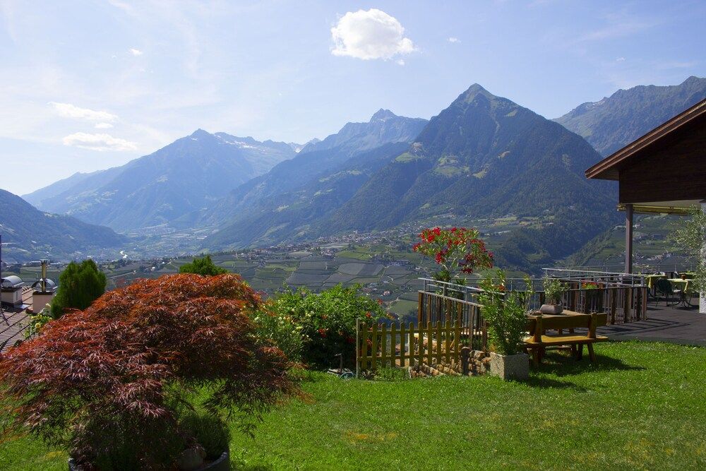 Garni Eden Bed & Breakfast