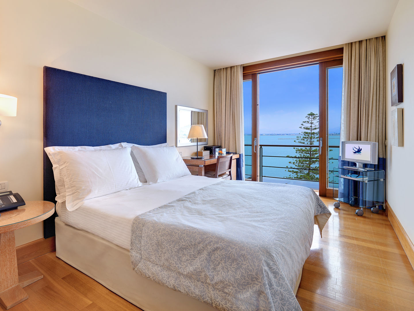 Amphitryon Hotel