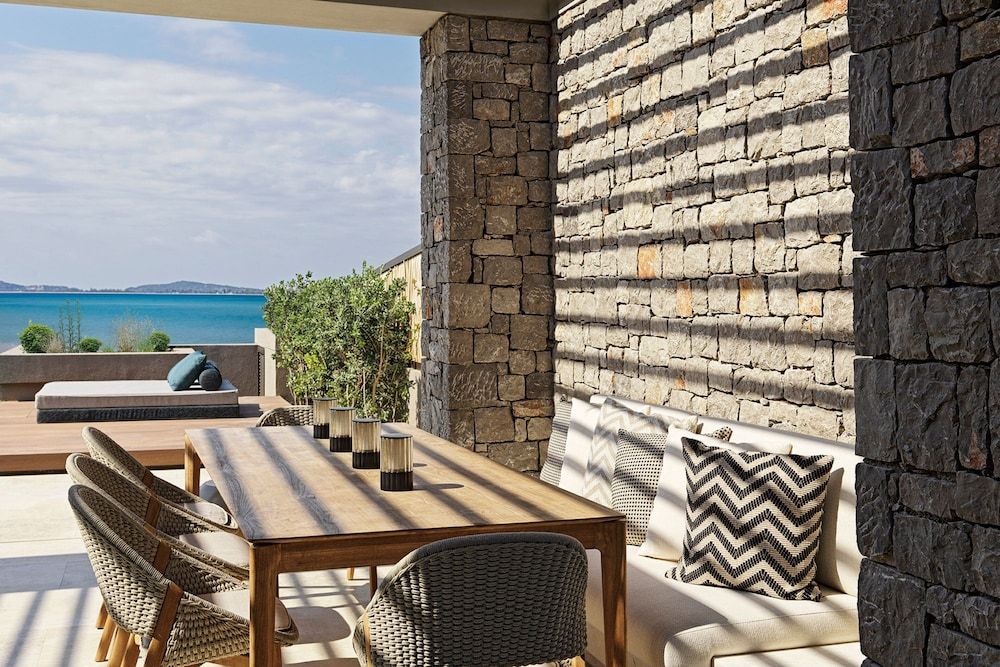 W Costa Navarino