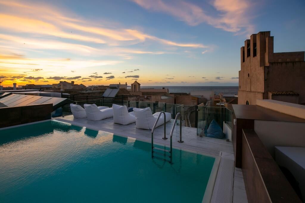Azzoli Apartments & Skypool