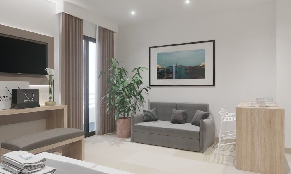 Palace Lido Hotel & Suites