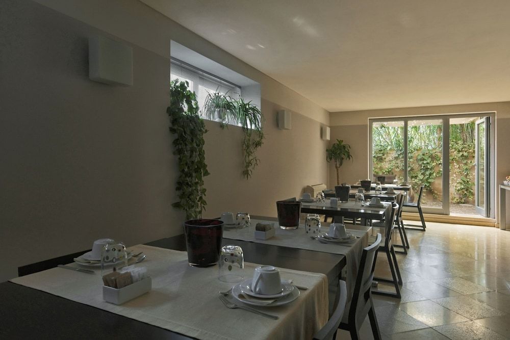 Vialeromadodici Rooms & Apartments