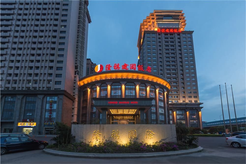 Longqi Jianguo Hotel