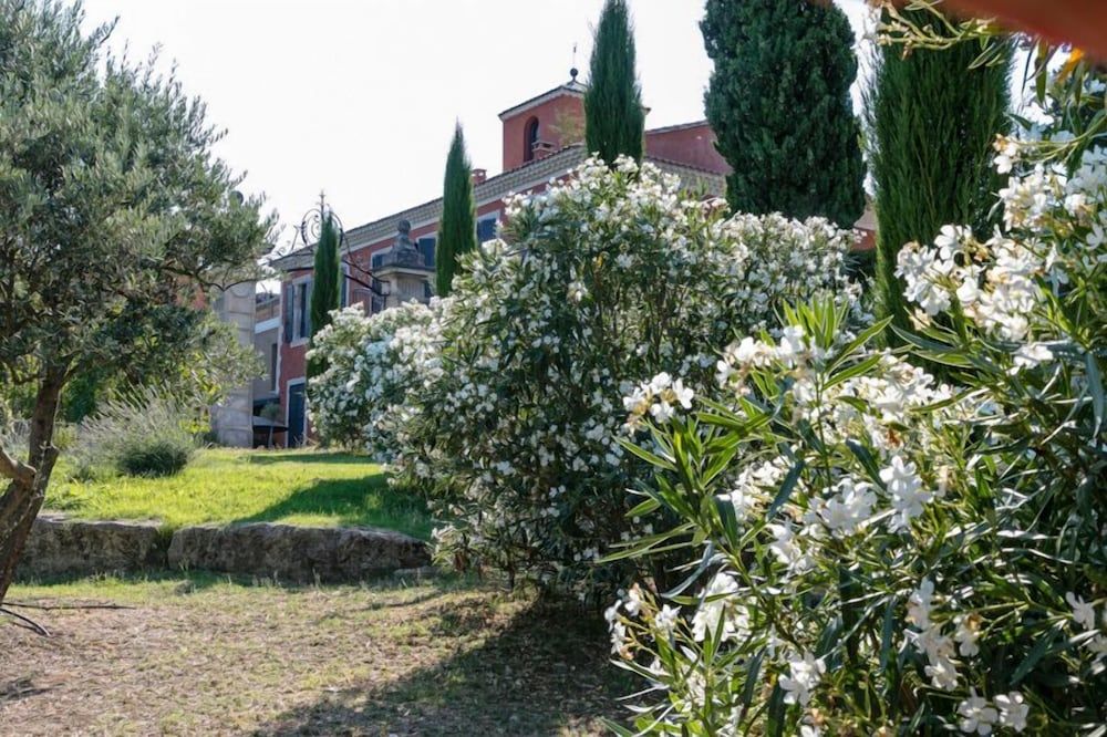Les Chateau Des Cinq Cantons