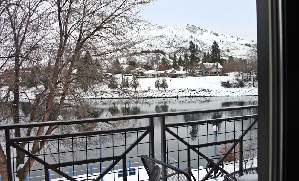 Lake View Hotel