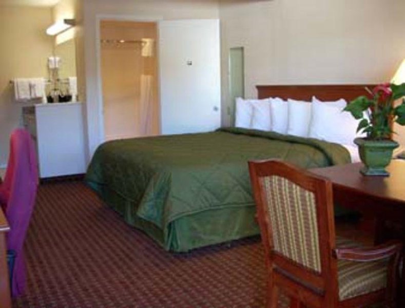 Ramada by Wyndham Near Seaworld / Mission Beach