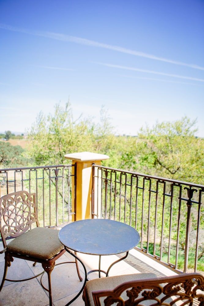 CaliPaso Winery & Villa