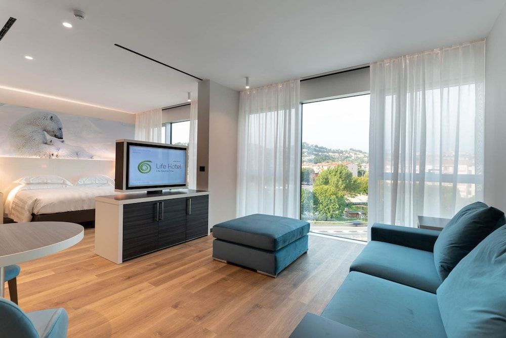 Life Hotel
