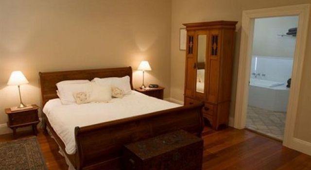 Tizzana Winery Bed & Breakfast