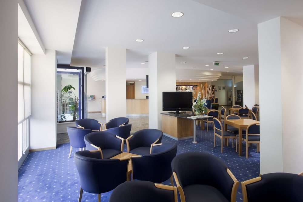 City Hotel & Suites