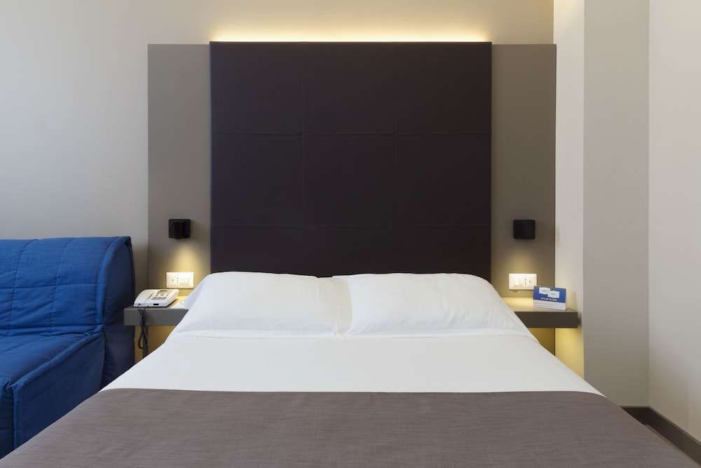 City Hotel & Suites