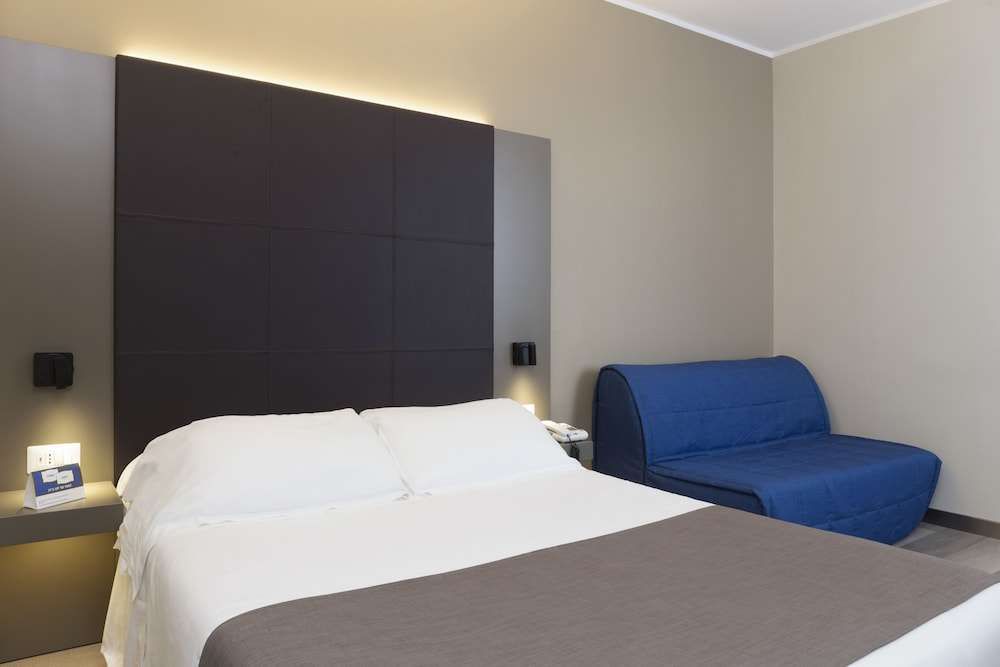 City Hotel & Suites